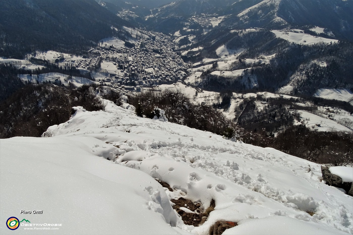 40 Salendo con attenzione ultimo strappo su neve molliccia e scivolosa.JPG